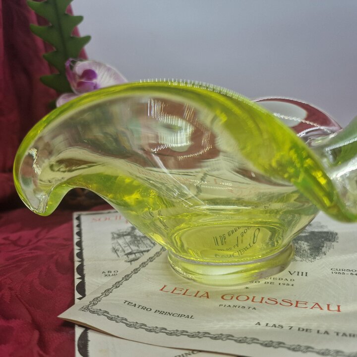 Handgeblazen Uranium Glas Schaal, Vintage Vaselineglas Tafelstuk, Handgemaakte Golvende Decoratieve Schaal, Mid-Century Modern