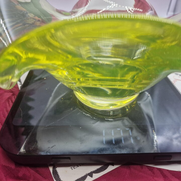Handgeblazen Uranium Glas Schaal, Vintage Vaselineglas Tafelstuk, Handgemaakte Golvende Decoratieve Schaal, Mid-Century Modern