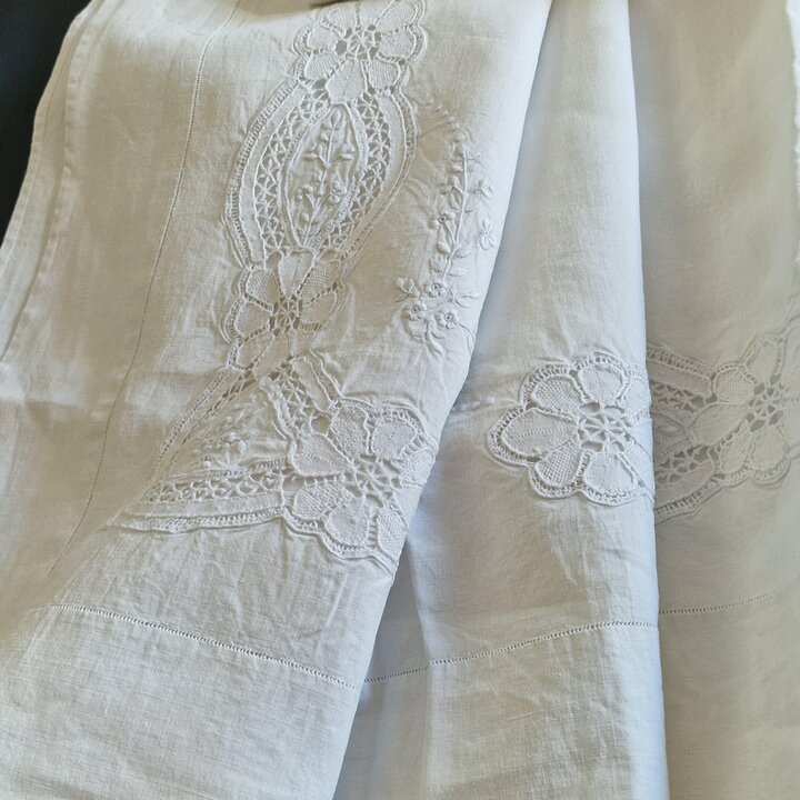 Antiek Handgeborduurd Linnen Beddengoed Set met Kant en Monogram
