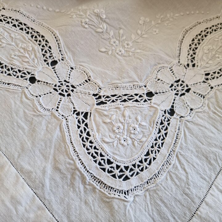 Antiek Handgeborduurd Linnen Beddengoed Set met Kant en Monogram