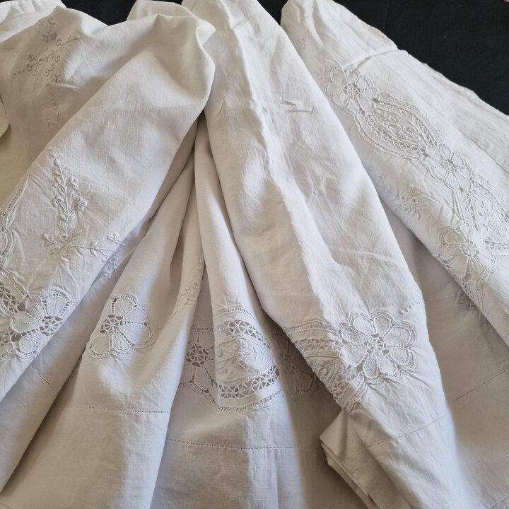 Antiek Handgeborduurd Linnen Beddengoed Set met Kant en Monogram
