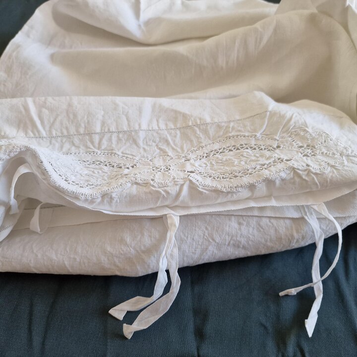 Antiek Handgeborduurd Linnen Beddengoed Set met Kant en Monogram