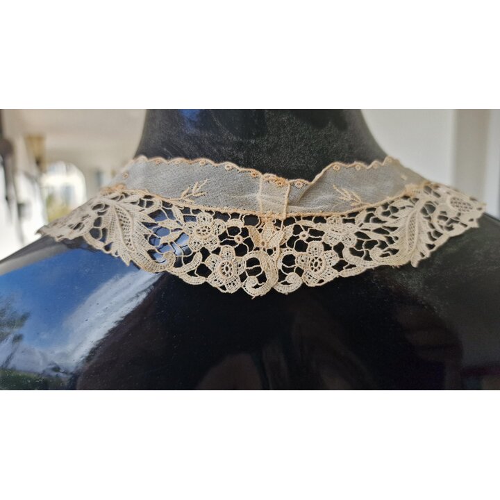 Antieke Kant Kraag Handgeborduurd op Tulle met Bloemen, Art Nouveau Stijl, Edwardiaanse Bruidskant Applicatie, 1900