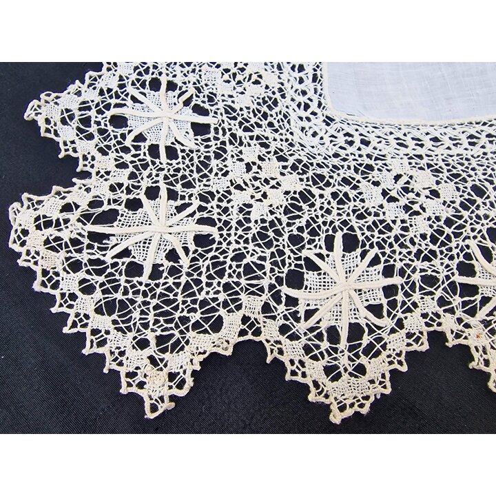 メルセデスの刺繍とレースをあしらったアンティークリネンハンカチ - 1910年代