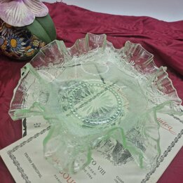 Cuenco de vidrio de uranio, fuente de servir de depresion verde de US Glass Co, patron de fresa, borde ondulado, vidrio de vasel