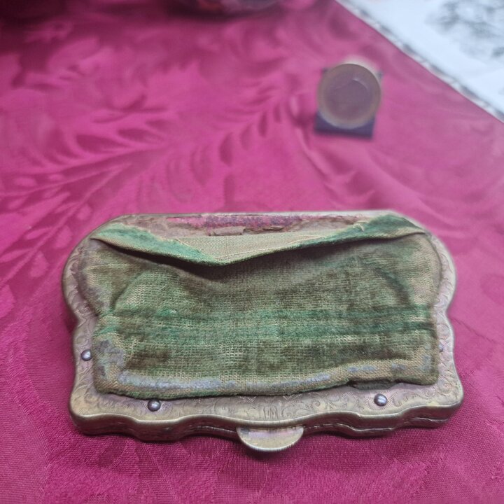 Porte monnaie ancien victorien, portemonnaie en velours vert fin XIXe siecle, interieur cuir rouge en accordeon, broderie de fil