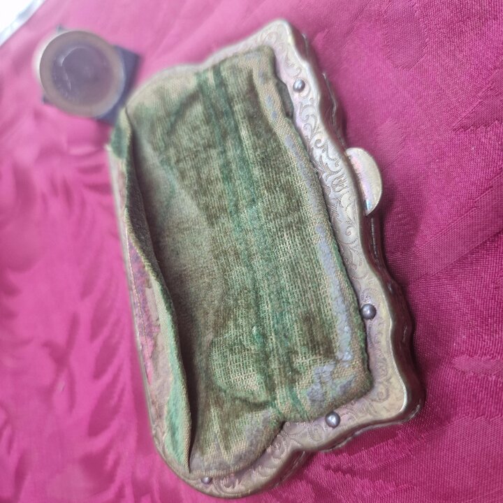 Antique Victorian Coin Purse Portemonnaie, late 19th century velvet change pouch, red leather accordion lining, green gold embro