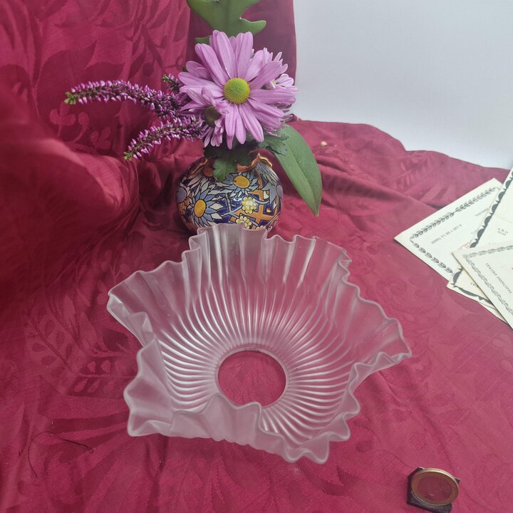 Tulipa de Lampara en Vidrio de Uranio Satinado Blanco, Pantalla de Cristal, Art Nouveau, Repuesto Ondulado para Aplique o Mesa d