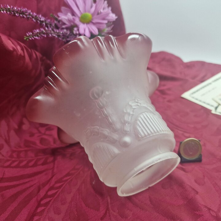 Tulipa de Cristal Clasico, Pantalla de Lampara de Vidrio Esmerilado y Borde Burdeos, Plafon Vintage de Mediados de Siglo Boca 5,
