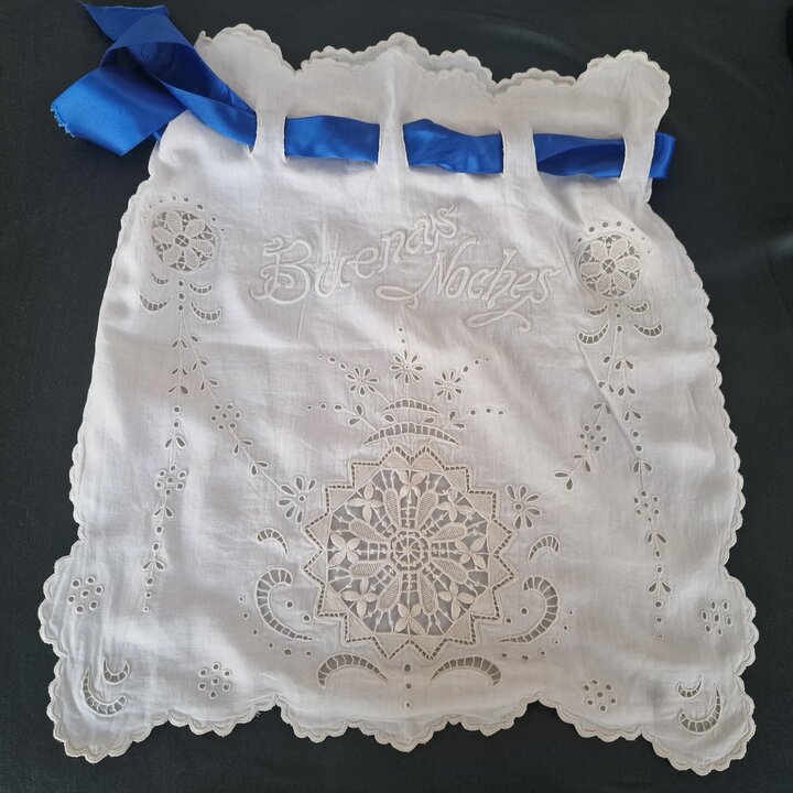 Antyczny Woreczek na Koszulę Nocną, Batyst Bawełniany, Haft Richelieu, Ręcznie Haftowany Buenas Noches, Początek XX Wieku, 40x45