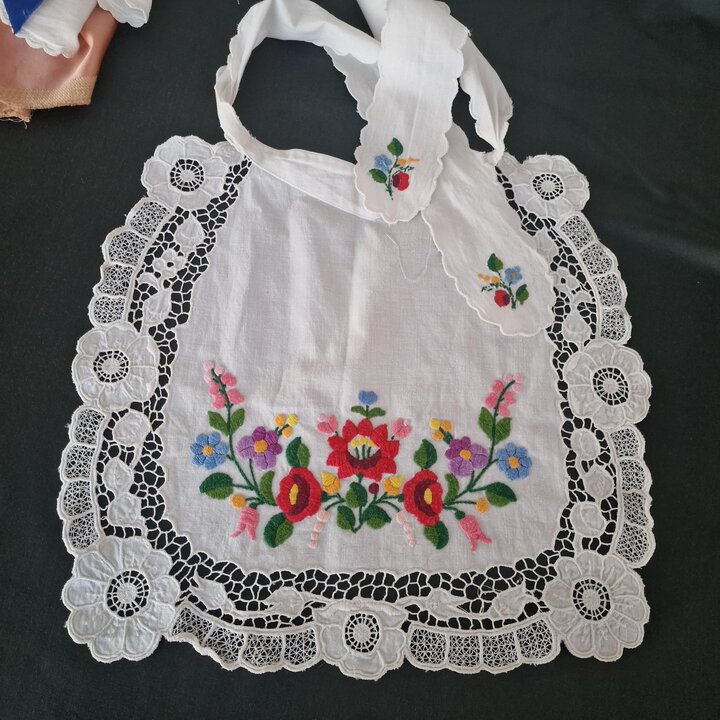Wintażowy Węgierski Śliniak Dziecięcy Haft Kalocsa, Ręcznie Robiony Fartuszek z Białego Lnu Koronka Richelieu, 30x30 cm