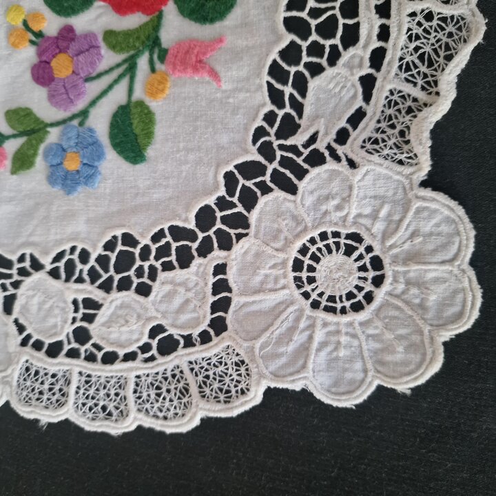 Bavaglino Vintage da Neonato Ricamato Kalocsa, Grembiule per Bambino in Lino Bianco con Pizzo Richelieu Ungherese, 30x30 cm