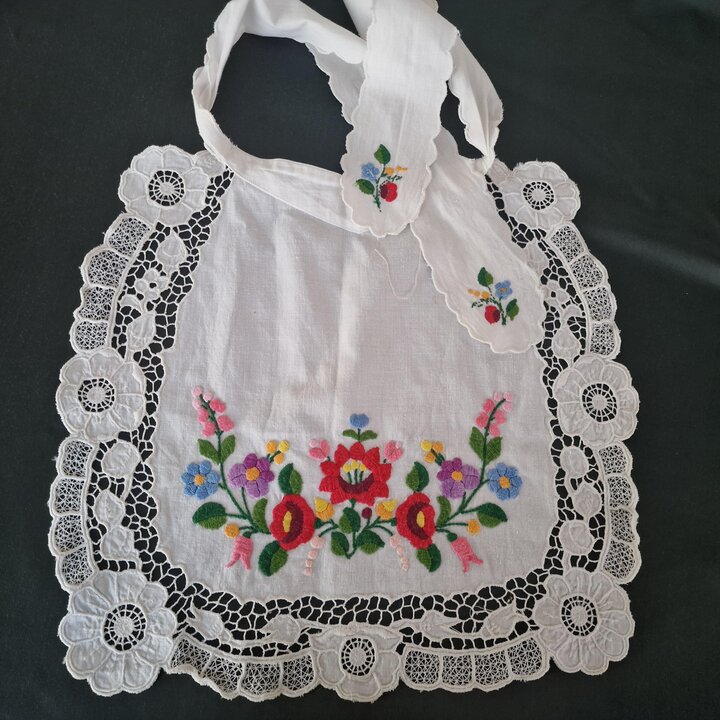 ヴィンテージ ハンガリー カロチャ刺繍 ベビーよだれかけ エプロン, 手仕事 白リネン リシュリューレース フォークアート ビブ, 30x30 cm