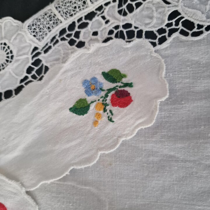 Bavaglino Vintage da Neonato Ricamato Kalocsa, Grembiule per Bambino in Lino Bianco con Pizzo Richelieu Ungherese, 30x30 cm