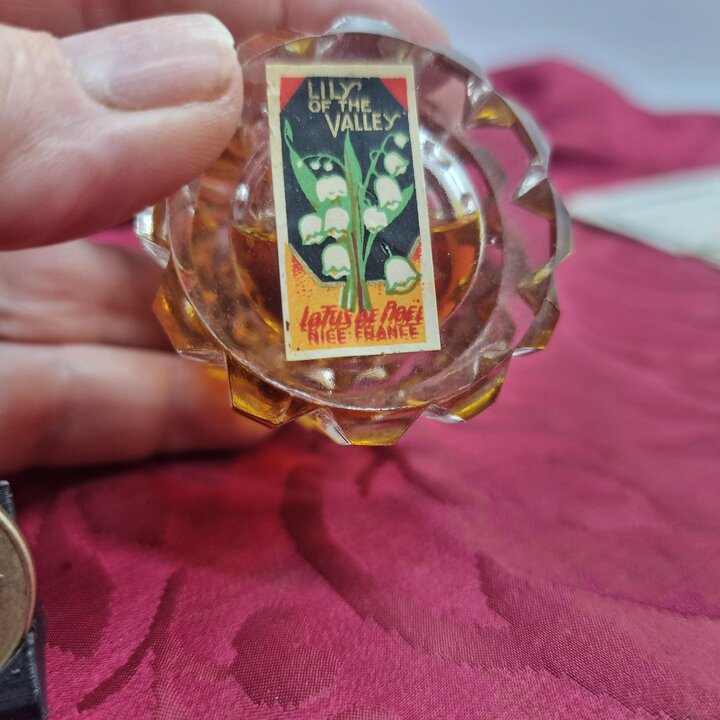 Antiker Parfümflakon und Extrakt Lotus de Noel Lily of the Valley, 30 ml, Art Deco Kristallflasche, Frankreich um 1920