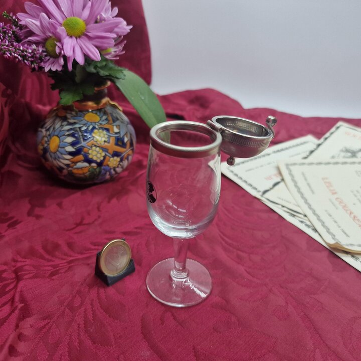 Bicchiere da liquore Appenzeller Alpenbitter con coperchio a cerniera in peltro Lindauerli, bicchierino vintage svizzero