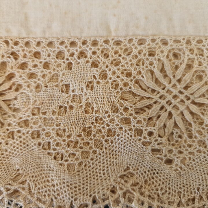 Fronha de Rolo Antiga em Linho, Monograma Bordado a Mao Renda Traversin, Linho de Enxoval sem Uso Circa 1900, 45x180 cm