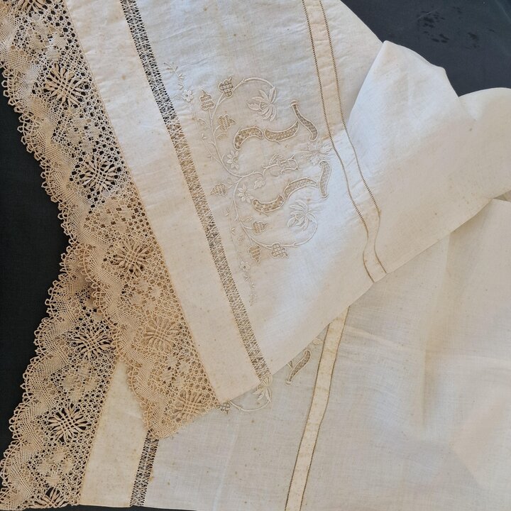 Fronha de Rolo Antiga em Linho, Monograma Bordado a Mao Renda Traversin, Linho de Enxoval sem Uso Circa 1900, 45x180 cm