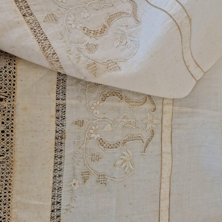 Antieke Linnen Sloop Rolkussen, Handgeborduurd Monogram Kant Traversin, Ongebruikt Uitzet Linnen Circa 1900, 45x180 cm