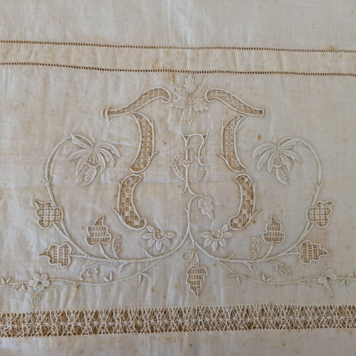 Fronha de Rolo Antiga em Linho, Monograma Bordado a Mao Renda Traversin, Linho de Enxoval sem Uso Circa 1900, 45x180 cm