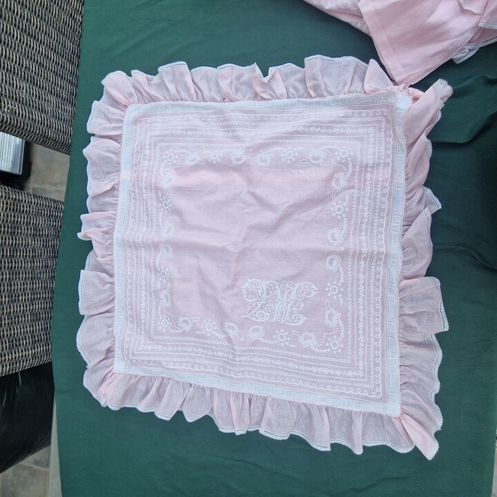 Vintage Art Deco Bettwaesche Set aus Rosa Baumwolle mit Laken und Kissenbezuegen, Handgestickt Tambourspitze Monogramm, 3 Teilig