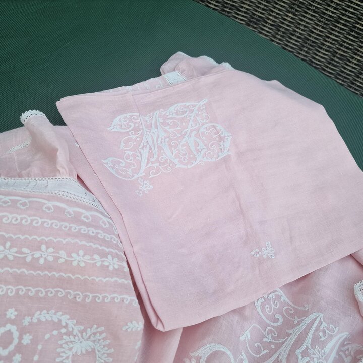 Parure de Lit Vintage Art Deco en Coton Rose avec Drap et Taies, Broderie Main au Point de Chainette Monogramme MT, Set de 3 Pie