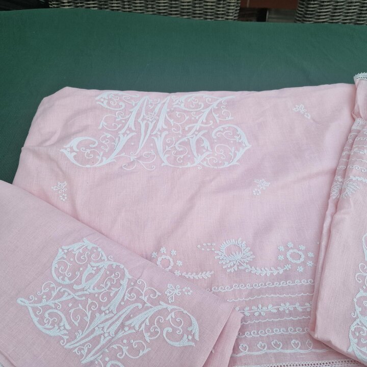 Juego de Cama Vintage Art Deco en Algodon Rosa con Sabana y Fundas, Bordado a Mano en Cadenilla Monograma MT, Juego de 3 Piezas