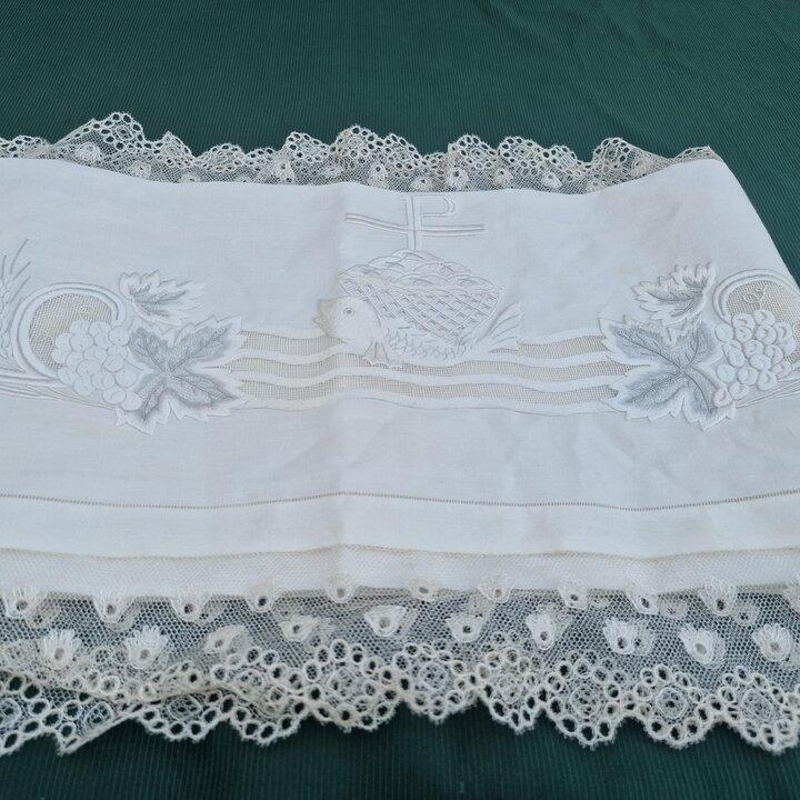 Tovaglia da Altare Antica Copertura Liturgica Tessuto Sacro Ricamato a Mano Lino Pizzo ad Ago Inizio XX Secolo Barcellona