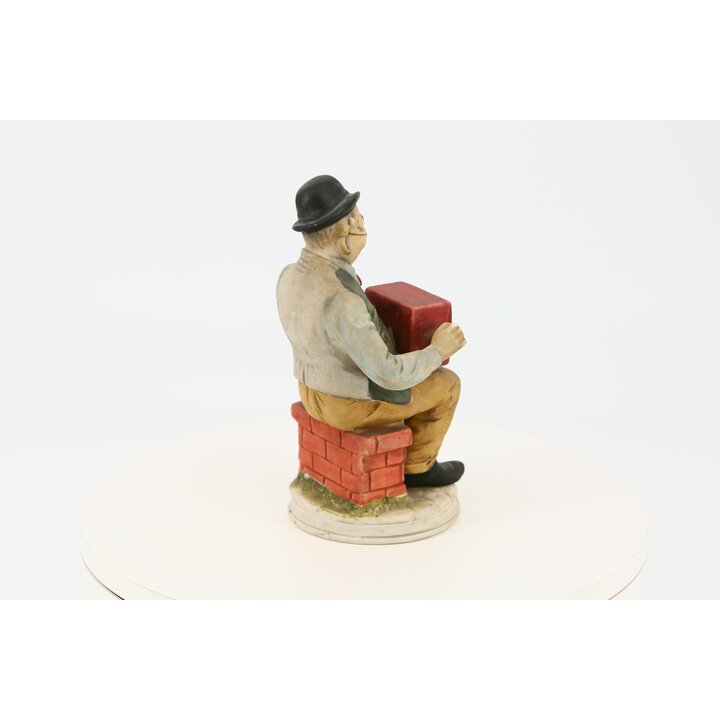 Estatueta de Cerâmica Músico de Rua com Realejo, Escultura Pintada à Mão, Vintage 1990 com Selo de Ouro, Decoração de Escritório