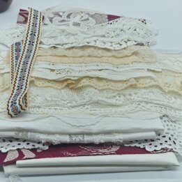 Antike Spitzenborten und Vintage Stoffreste, 22 Fragmente aus Leinen und Baumwolle, Slow Stitching Nähpaket