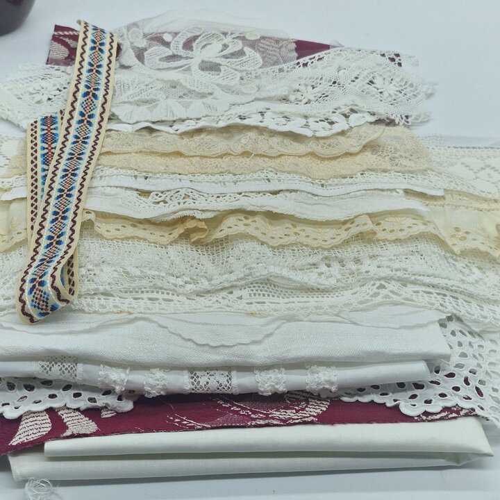 Scarti di Pizzo Antico e Ritagli di Tessuto Vintage, Lotto di 22 Frammenti in Lino e Cotone, Slow Stitching
