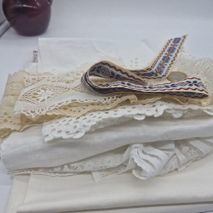 Retalhos de Renda Antiga e Tecidos Vintage, Lote de 22 Fragmentos de Linho e Algodão, Slow Stitching