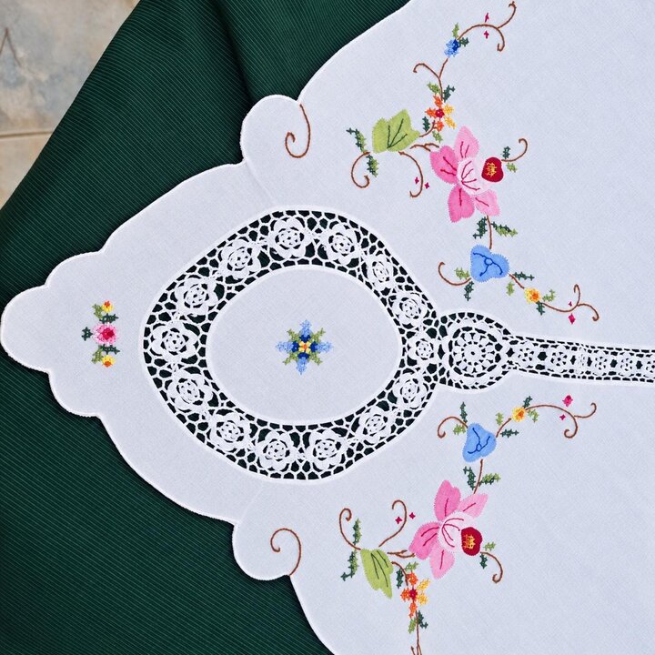 Vintage Handgestickte Tischdecke mit 12 Servietten, Kreuzstich und Spitze, Baumwolle Leinen Set, 1950er