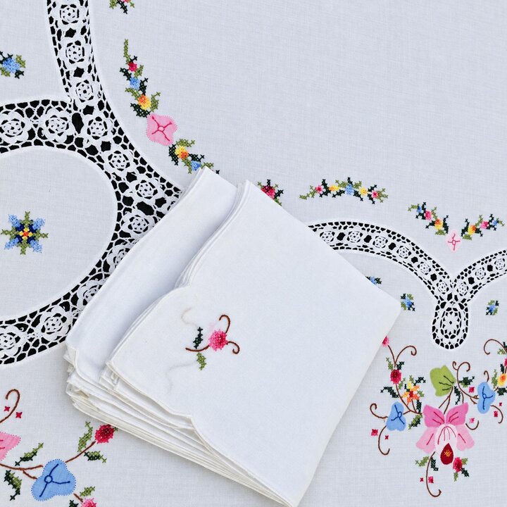 Vintage Handgestickte Tischdecke mit 12 Servietten, Kreuzstich und Spitze, Baumwolle Leinen Set, 1950er