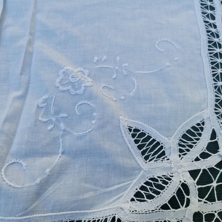 Vintage Leinentischdecke, Tischdecke mit Spitze, Handgestickte Decke, Spitze im Cantu Renaissance Stil, Weißes Rechteckiges Tuch
