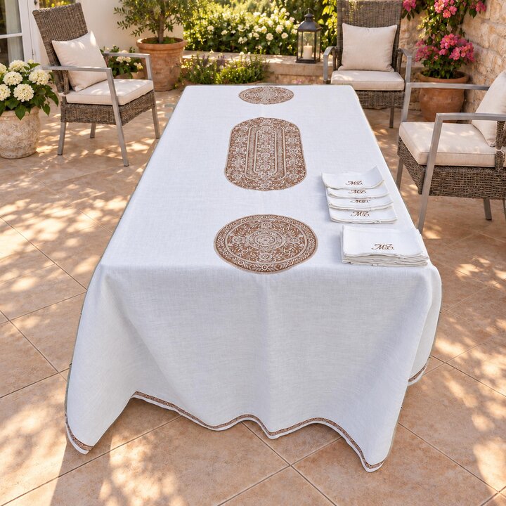 Parure de Table en Lin Art Deco, Nappe Brodee avec 12 Serviettes Monogramme, Atelier Barcelone, Debut du XXeme Siecle