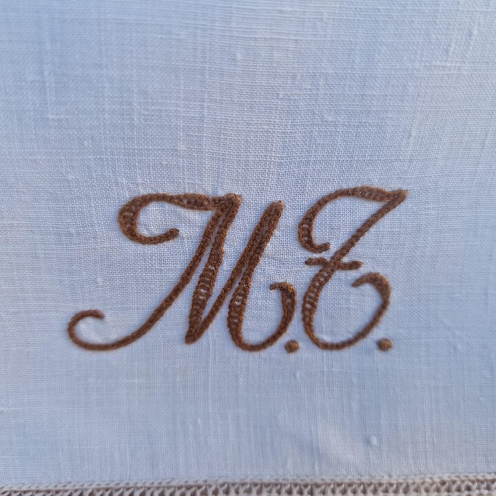 Servizio da Tavola in Lino Art Deco, Tovaglia Ricamata con 12 Tovaglioli Monogramma, Atelier di Barcellona, Primo Novecento