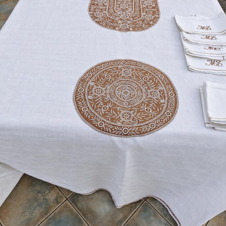 Komplet Art Deco z Lnu, Haftowany Obrus i 12 Serwetek z Monogramem, Ekskluzywne Atelier w Barcelonie, Poczatek XX Wieku