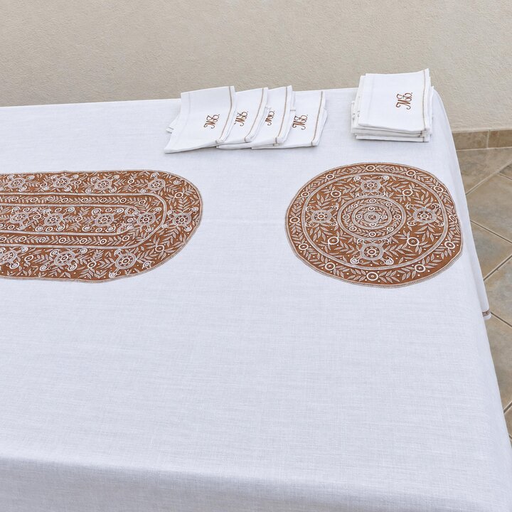Art Deco Leinen Tischdecke Set, Bestickte Decke mit 12 Monogramm Servietten, Atelier Barcelona, Anfang des 20 Jahrhunderts