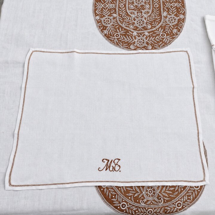 Art Deco Leinen Tischdecke Set, Bestickte Decke mit 12 Monogramm Servietten, Atelier Barcelona, Anfang des 20 Jahrhunderts
