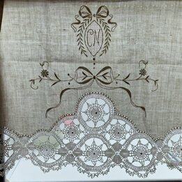 Antieke linnen handdoek met CN monogram en handgemaakte klossenkant, laat 19e eeuwse borduring en open borduurwerk, 170x60 cm