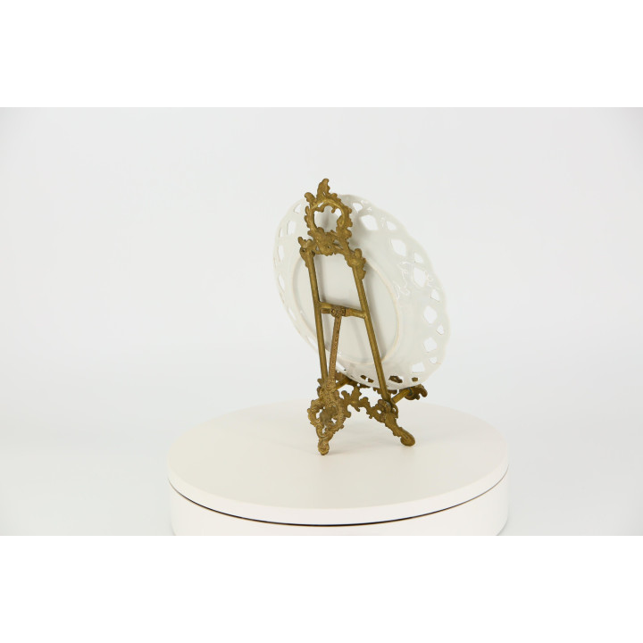 Assiette en porcelaine ajourée années 70 - Scène victorienne