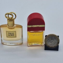 Conjunto de Mini Perfumes Elizabeth Arden Vintage - True Love e Red Door Miniaturas, Frascos de Vidrio Anos 90 Colecionáveis, 4.