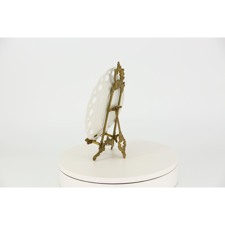 Assiette en porcelaine ajourée années 70 - Scène victorienne