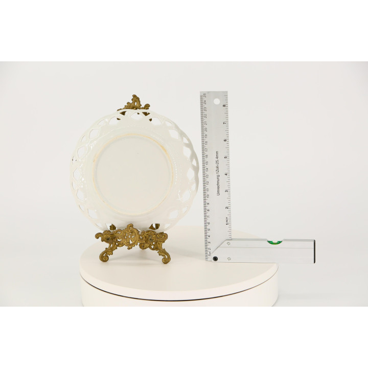Assiette en porcelaine ajourée années 70 - Scène victorienne