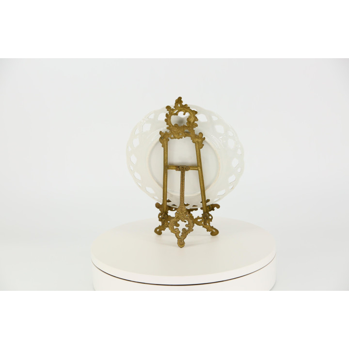 Assiette en porcelaine ajourée années 70 - Scène victorienne