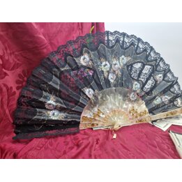 Vintage Spaanse Handwaaier Handgeschilderd 27 cm, Abanico met Zwart Kant en Parelmoerachtige Galalith Benen, Handwerk uit Spanje