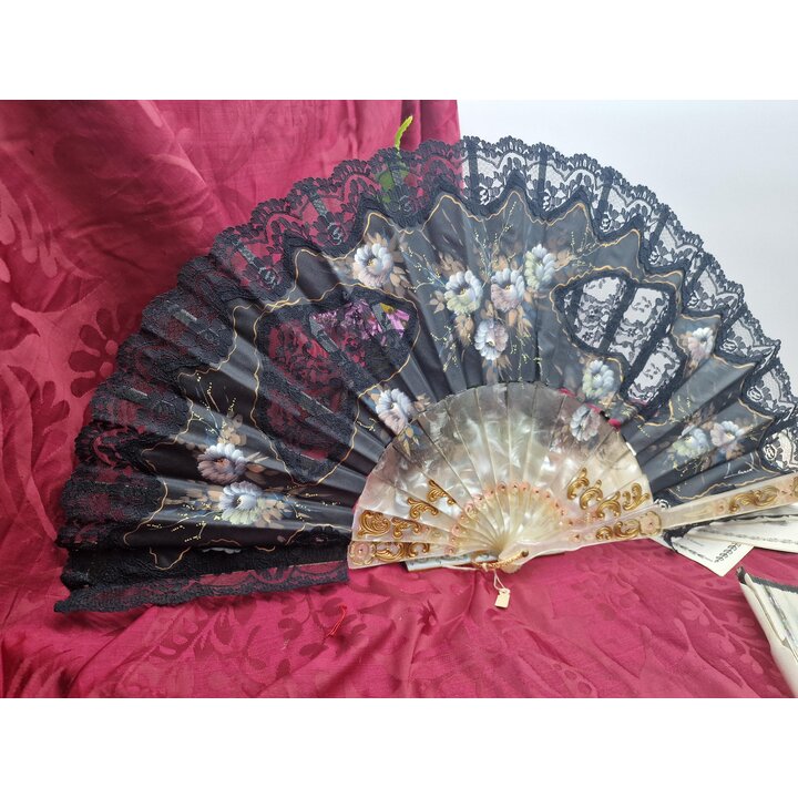 Abanico Vintage Español Pintado a Mano de 27 cm, Abanico de Encaje Negro con Varillaje Nacarado Estilo Galalita, Artesanía de Es