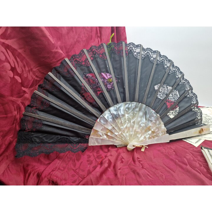 Ventaglio Spagnolo Vintage Dipinto a Mano 27 cm, Abanico con Pizzo Nero e Stecche Madreperlate in Galalite, Artigianato della Sp