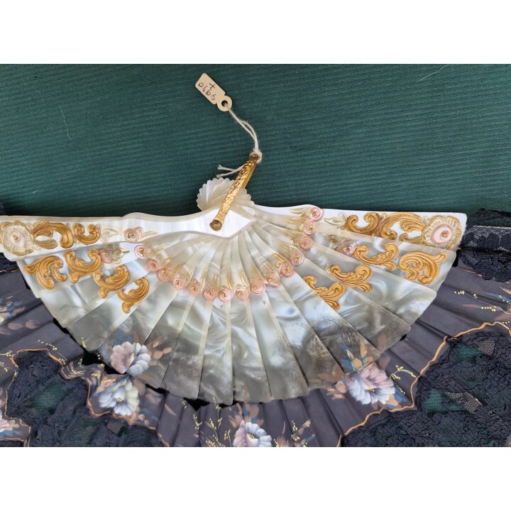 Abanico Vintage Español Pintado a Mano de 27 cm, Abanico de Encaje Negro con Varillaje Nacarado Estilo Galalita, Artesanía de Es